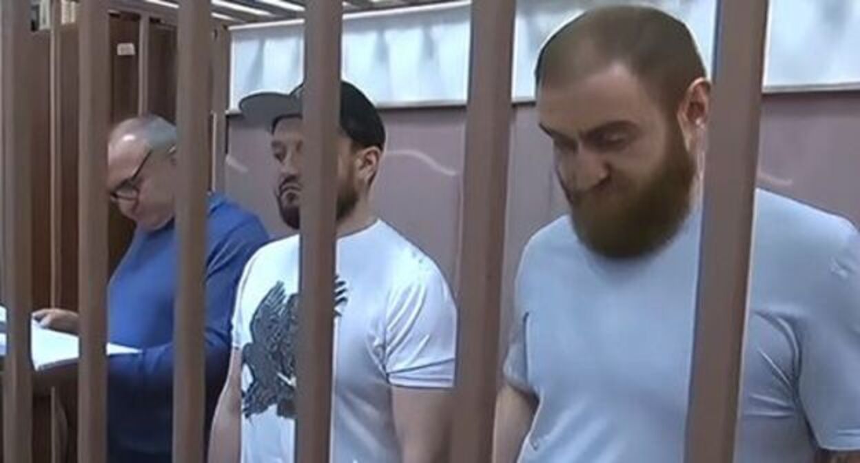 Обвиняемые члены семьи Арашуковых в суде г. Ставрополя. Фото: кадр видео "Россия 24" https://yandex.ru/video/preview Обвиняемые члены семьи Арашуковых в суде г. Ставрополя. Фото: кадр видео "Россия 24" https://yandex.ru/video/preview
