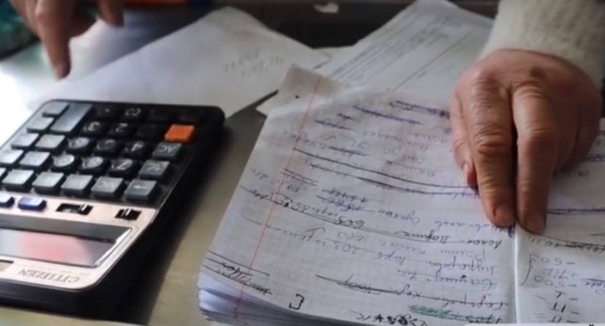 Тетрадь должников в магазине в Чечне. Стоп-кадр видео ЧГТРК "Грозный" https://www.youtube.com/watch?time_continue=115&v=5u_7-1_-E4g&feature=emb_logo Тетрадь должников в магазине в Чечне. Стоп-кадр видео ЧГТРК "Грозный" https://www.youtube.com/watch?time_continue=115&v=5u_7-1_-E4g&feature=emb_logo