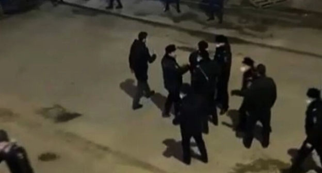 Массовая драка в Махачкале. Скриншот видео https://rgvktv.ru/obshchestvo/78136 Массовая драка в Махачкале. Скриншот видео https://rgvktv.ru/obshchestvo/78136