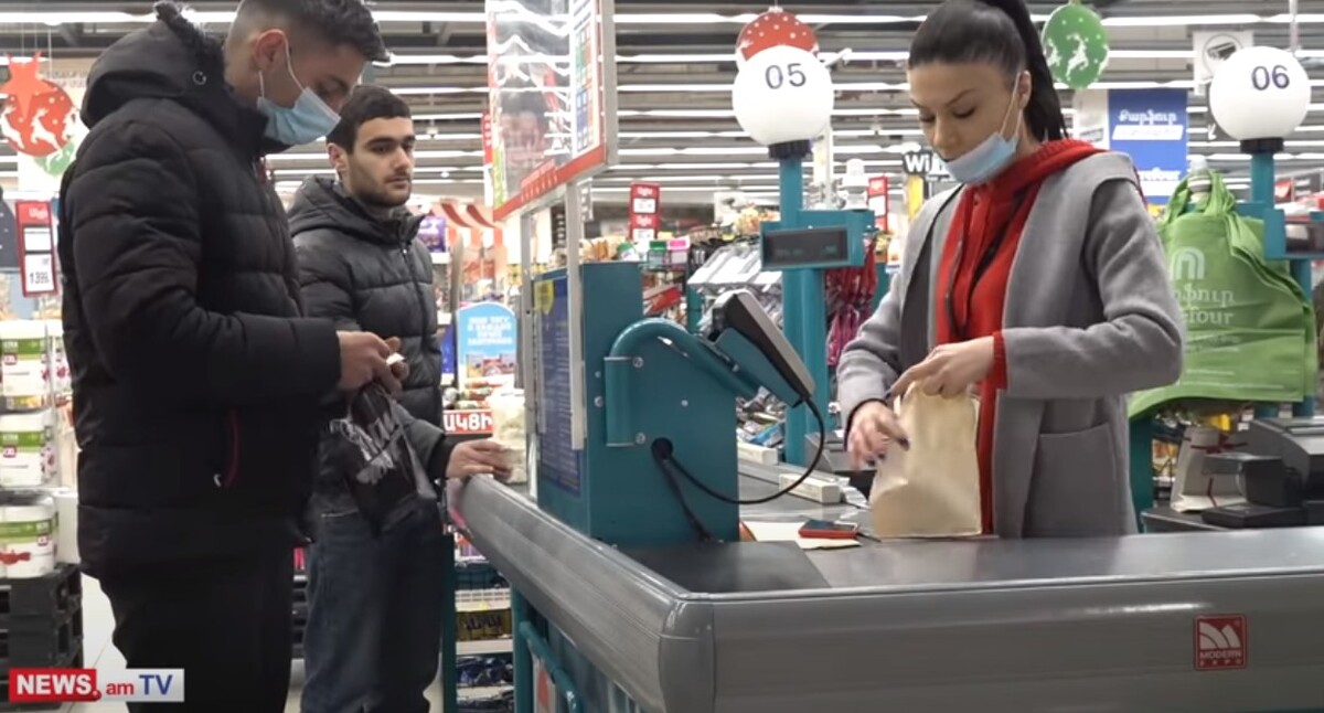 В магазинах Еревана продавцы начали упаковывать покупки в бумажные пакеты. Стопкадр из видео https://www.youtube.com/watch?v=AYakBXWt7ao В магазинах Еревана продавцы начали упаковывать покупки в бумажные пакеты. Стопкадр из видео https://www.youtube.com/watch?v=AYakBXWt7ao