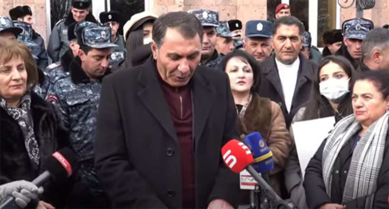 Церемония инаугурации мэра Вардениса. Скриншот видео https://www.youtube.com/watch?v=c1jueaPvGIE Церемония инаугурации мэра Вардениса. Скриншот видео https://www.youtube.com/watch?v=c1jueaPvGIE