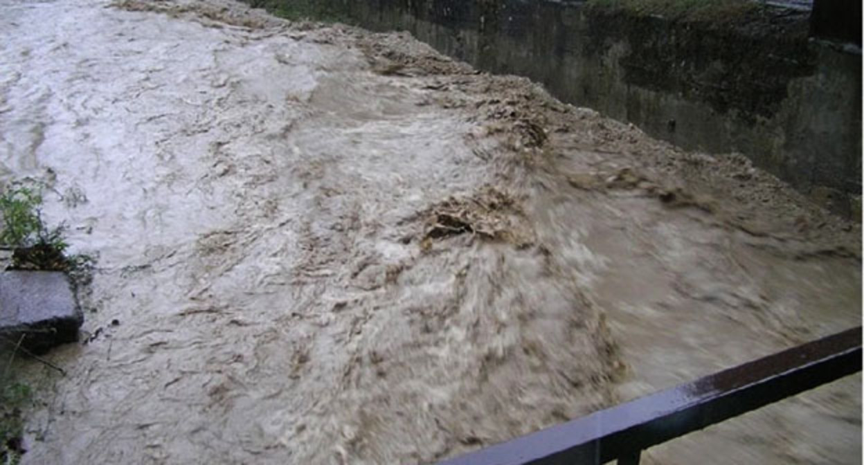 Подъем воды в реке. Фото: пресс-служба МЧС России https://23.mchs.gov.ru/ Подъем воды в реке. Фото: пресс-служба МЧС России https://23.mchs.gov.ru/