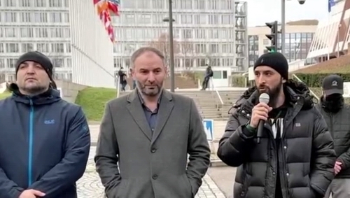 Тумсо Абдурахманов (справа) выступает на митинге в Страсбурге 8 января 2022 года. Скриншот из видео, опубликованного в Telegram-канале Тумсо