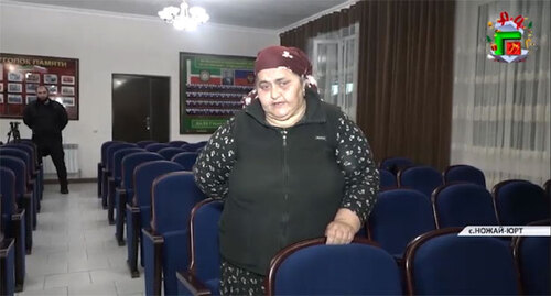 Одна из двух задержанных силовиками жительниц Чечни. Кадр телесюжета ЧГТРК "Грозный" https://www.instagram.com/p/CYgJbXMp68l/