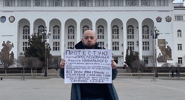 Руслан Магомедов, фото: https://chernovik.net/content/lenta-novostey/v-mahachkale-zaderzhan-aktivist-ustroivshiy-odinochnyy-piket-v-podderzhku Руслан Магомедов, фото: https://chernovik.net/content/lenta-novostey/v-mahachkale-zaderzhan-aktivist-ustroivshiy-odinochnyy-piket-v-podderzhku