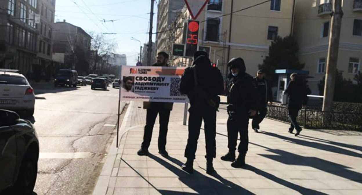 Пикет в поддержку Абдулмумина Гаджиева. Махачка, 31 января 2022 г. Фото: Руслан Исаев https://doshdu.com Пикет в поддержку Абдулмумина Гаджиева. Махачка, 31 января 2022 г. Фото: Руслан Исаев https://doshdu.com