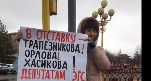 Валентина Эрдниева проводит одиночный пикет. Скриншот https://www.facebook.com/profile.php?id=100051310531342