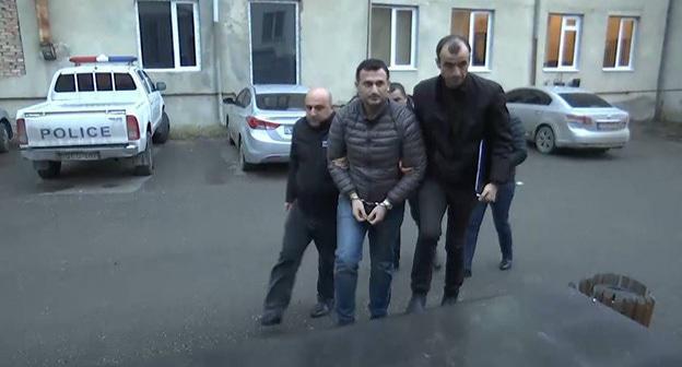 Давид Киркитадзе (в центре), 2019 год. Скриншот видео https://1tv.ge/ru/news/mvd-rasprostranjaet-oficialnuju-informaciju-videomaterial-zaderzhanija-davida-kirkitadze/ Давид Киркитадзе (в центре), 2019 год. Скриншот видео https://1tv.ge/ru/news/mvd-rasprostranjaet-oficialnuju-informaciju-videomaterial-zaderzhanija-davida-kirkitadze/