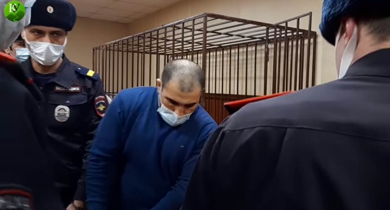 Обвиняемый на заседании Советского райсуда Махачкалы по делу об убийстве бывшего главы села Новокули Новолакского района Абакара Капланова. Кадр видео "Кавказского узла" https://www.youtube.com/watch?v=TaxYwlSWAC8 Обвиняемый на заседании Советского райсуда Махачкалы по делу об убийстве бывшего главы села Новокули Новолакского района Абакара Капланова. Кадр видео "Кавказского узла" https://www.youtube.com/watch?v=TaxYwlSWAC8