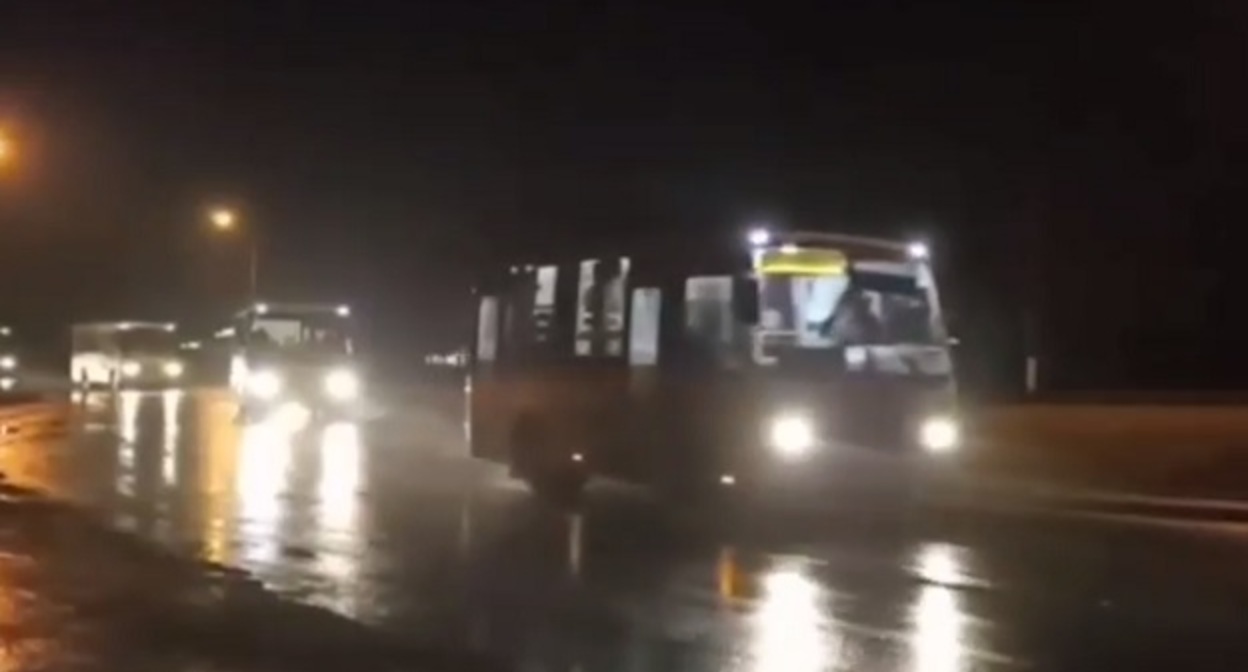Автобусы с беженцами по дороге в Ростовскую область. Кадр видео t.me/voynareal/8007 Автобусы с беженцами по дороге в Ростовскую область. Кадр видео t.me/voynareal/8007