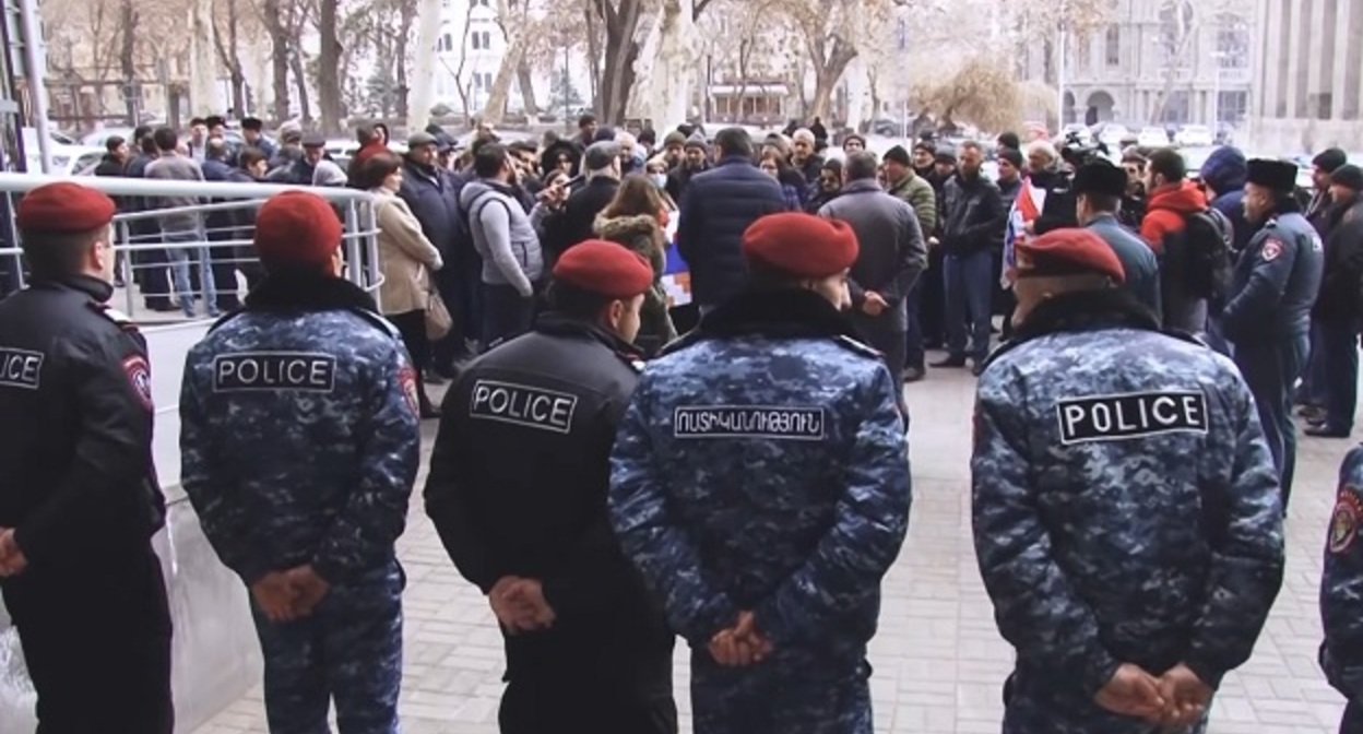 Акция протеста беженцев в Ереване 18 февраля. Кадр видео: 5 TV Channel www.youtube.com/watch?v=eZLgZkwFouQ Акция протеста беженцев в Ереване 18 февраля. Кадр видео: 5 TV Channel www.youtube.com/watch?v=eZLgZkwFouQ