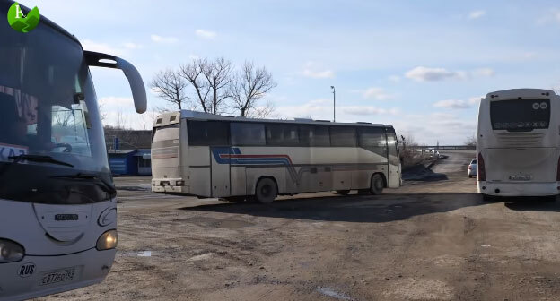 Автобусы с беженцами с Донбасса в Ростовской области. 19 февраля 2022 года. Кадр видео "Кавказского узла". Автобусы с беженцами с Донбасса в Ростовской области. 19 февраля 2022 года. Кадр видео "Кавказского узла".