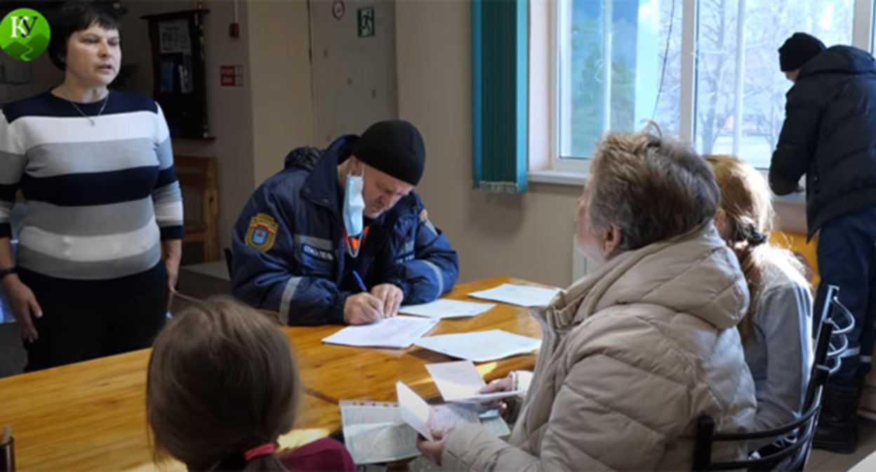 Беженцы, прибывшие из Донбасса в Ростовскую область. Скриншот видео "Кавказского узла" https://www.youtube.com/watch?v=577yCkDTZlE Беженцы, прибывшие из Донбасса в Ростовскую область. Скриншот видео "Кавказского узла" https://www.youtube.com/watch?v=577yCkDTZlE