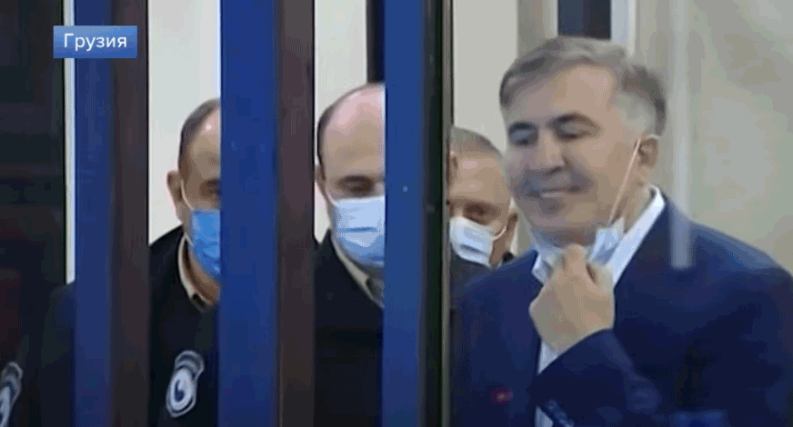 Михаил Саакашвили (справа) в зале суда. Скриншот видео "Новости на Первом Канале" https://www.youtube.com/watch?v=jtb5QF28d6Q Михаил Саакашвили (справа) в зале суда. Скриншот видео "Новости на Первом Канале" https://www.youtube.com/watch?v=jtb5QF28d6Q