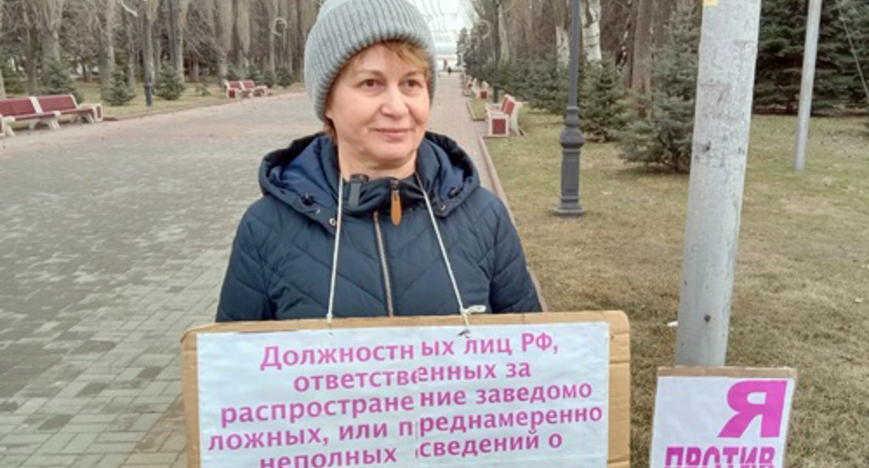 Тамара Гродникова во время пикета. Волгоград, 3 марта 2022 года. Фото Ольги Черкасовой для "Кавказского узла" Тамара Гродникова во время пикета. Волгоград, 3 марта 2022 года. Фото Ольги Черкасовой для "Кавказского узла"
