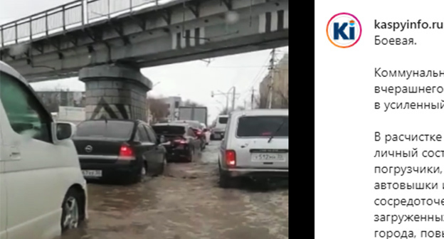 Подтопление на улицах Астрахани. Скриншот видео https://www.instagram.com/p/Catv2nTAFf4/ Подтопление на улицах Астрахани. Скриншот видео https://www.instagram.com/p/Catv2nTAFf4/