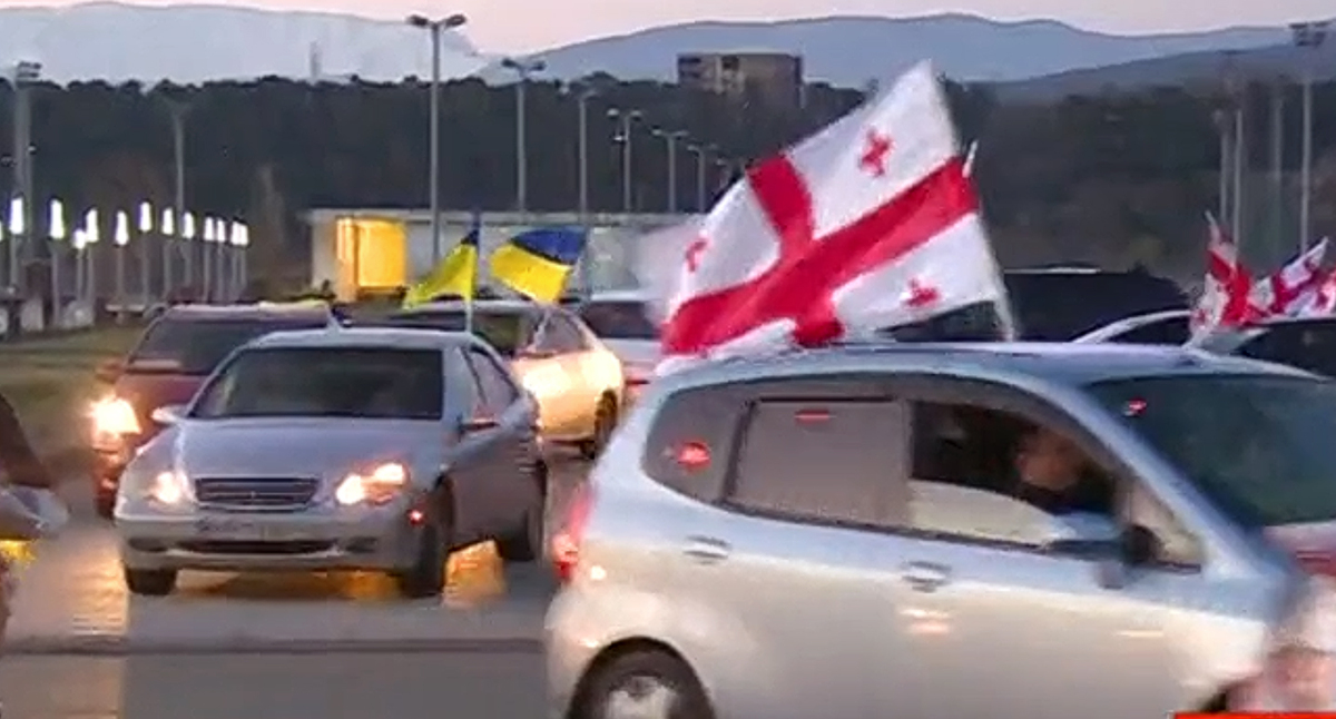 Автопробег по улицам города Кутаиси в знак протеста против военной операции на Украине Кадр видео https://rustavi2.ge/ka/news/223965 Автопробег по улицам города Кутаиси в знак протеста против военной операции на Украине Кадр видео https://rustavi2.ge/ka/news/223965