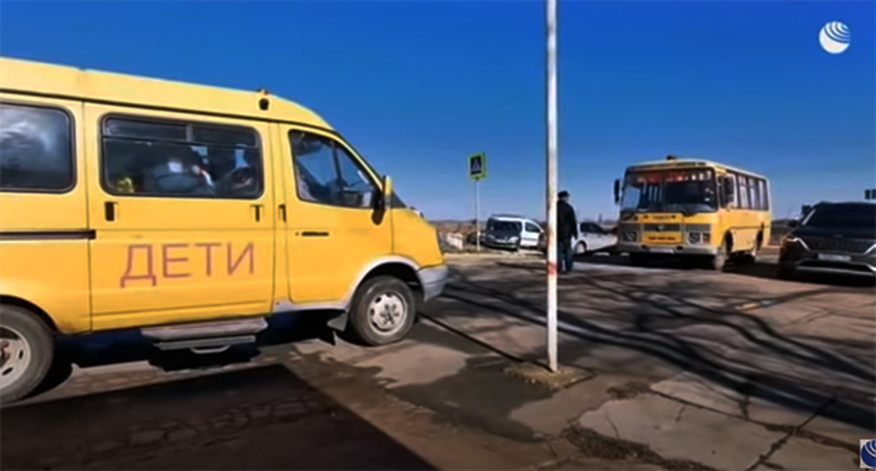 Автобусы с жителями Донбасса в Ростовской области. Февраль 2022 г. Скриншот видео https://www.youtube.com/watch?v=Iwg0-6Pcc4w Автобусы с жителями Донбасса в Ростовской области. Февраль 2022 г. Скриншот видео https://www.youtube.com/watch?v=Iwg0-6Pcc4w