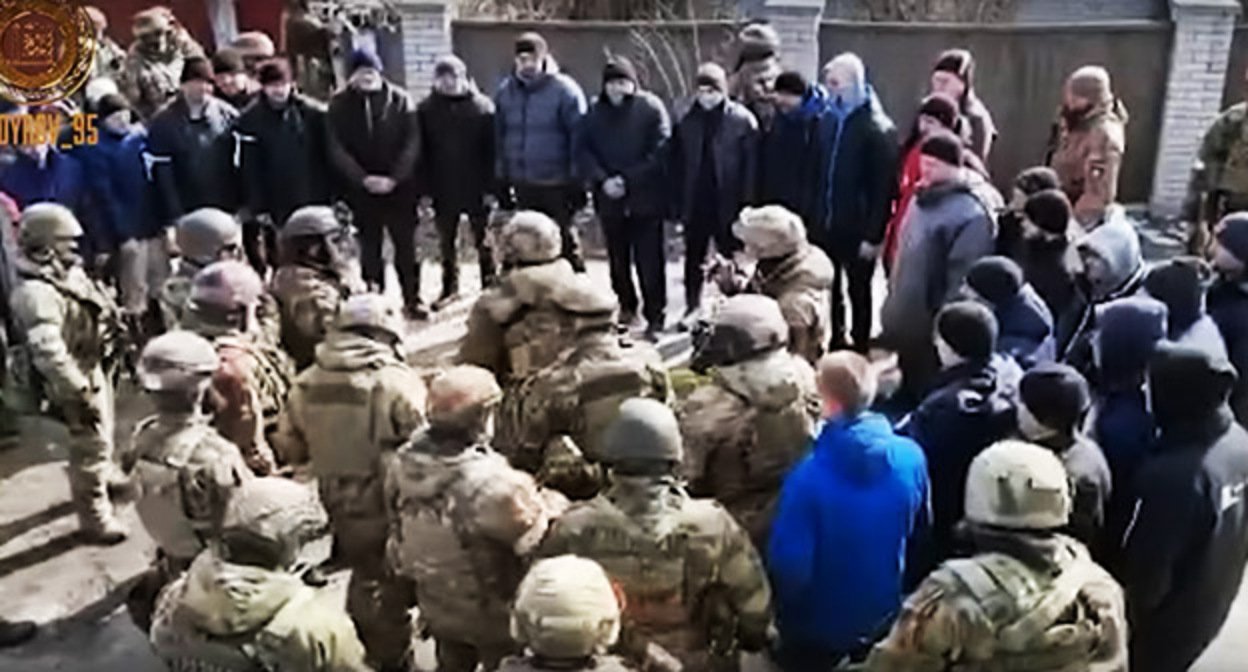 Кадр видеозаписи беседы чеченских силовиков с жителями украинского населенного пункта. Скриншот https://vk.com/ramzan?w=wall279938622_751475 Кадр видеозаписи беседы чеченских силовиков с жителями украинского населенного пункта. Скриншот https://vk.com/ramzan?w=wall279938622_751475