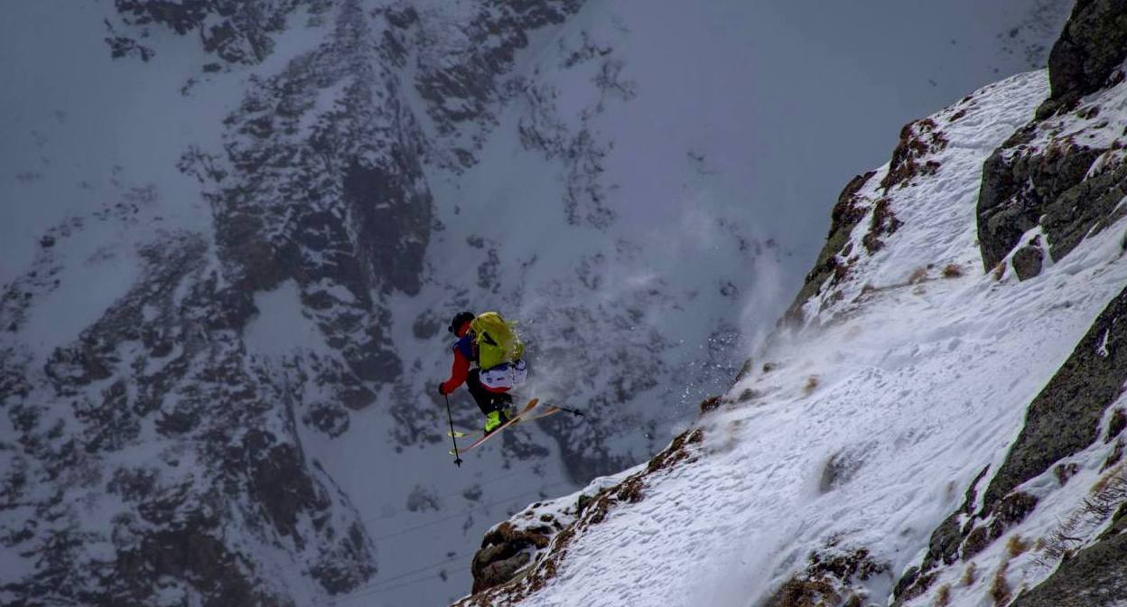 Участник соревнований Elbrus Alpindustria Freeride Week 2* на курорте «Эльбрус», 16 марта 2022 года. Фото: пресс-служба курорта «Эльбрус», https://t.me/elbrusresort/21 Участник соревнований Elbrus Alpindustria Freeride Week 2* на курорте «Эльбрус», 16 марта 2022 года. Фото: пресс-служба курорта «Эльбрус», https://t.me/elbrusresort/21
