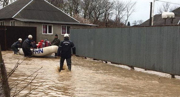 Эвакуация в Масаллинском и Джалилабадском районах Азербайджана, стоп кадр видео канала FHN Official
https://www.youtube.com/watch?v=RZUALbukLcI&feature=emb_logo 