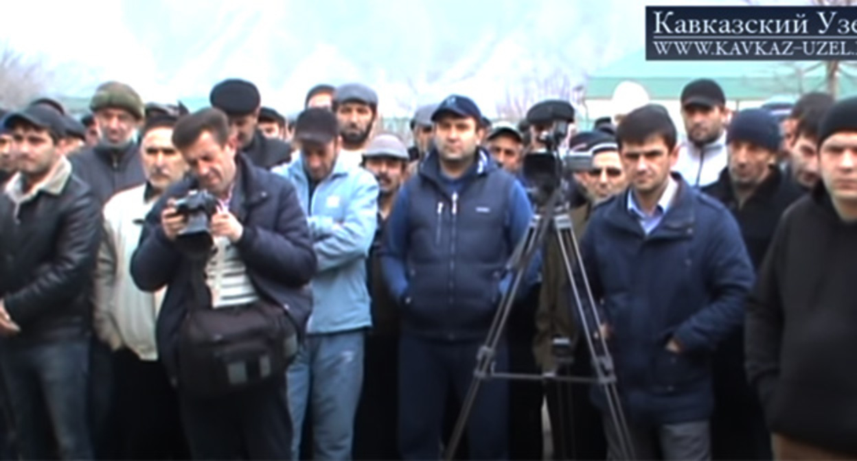 Сход в селе Ирганай. Март 2014 года. Скриншот видео "Кавказского узла" https://www.youtube.com/watch?v=aIbW-mNGJBM Сход в селе Ирганай. Март 2014 года. Скриншот видео "Кавказского узла" https://www.youtube.com/watch?v=aIbW-mNGJBM