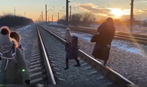 Жители Нового Сулака переходят через железнодорожные пути. Стопкадр из видео на странице https://www.instagram.com/p/CZbrO5VjEI_/ Жители Нового Сулака переходят через железнодорожные пути. Стопкадр из видео на странице https://www.instagram.com/p/CZbrO5VjEI_/