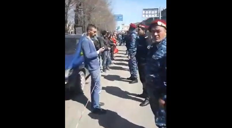 Акция протеста в Гюмри. Скриншот видео, опубликованного 16.04.22 на YouTube-канале Yerevan.Today, https://www.youtube.com/watch?v=wiIpLpQTbf4&t=158s Акция протеста в Гюмри. Скриншот видео, опубликованного 16.04.22 на YouTube-канале Yerevan.Today, https://www.youtube.com/watch?v=wiIpLpQTbf4&t=158s