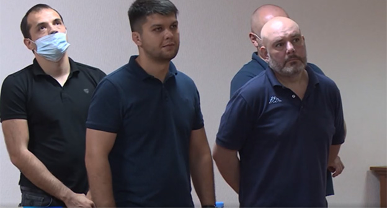 Осужденные по делу Цкаева в зале суда. Скриншот видео «Государственный интернет-канал «Россия» https://alaniatv.ru/verhovnyj-sud-rso-a-smyagchil-prigovory-shesti-osuzhdyonnym-po-delu-tskaeva/ Осужденные по делу Цкаева в зале суда. Скриншот видео «Государственный интернет-канал «Россия» https://alaniatv.ru/verhovnyj-sud-rso-a-smyagchil-prigovory-shesti-osuzhdyonnym-po-delu-tskaeva/
