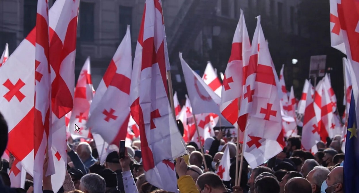На акции протеста жители Грузии выходят под флагами страны. Фото корреспондента “Кавказского узла” Инны Кукуджановой с митинга в Тбилиси 14 октября 2021 года На акции протеста жители Грузии выходят под флагами страны. Фото корреспондента “Кавказского узла” Инны Кукуджановой с митинга в Тбилиси 14 октября 2021 года