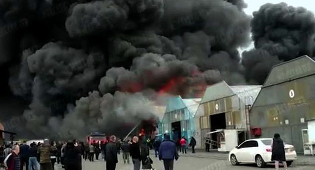 Пожар на рынке "Владикавказ". Скриншот видео https://ren.tv/news/v-rossii/971805-krupnyi-pozhar-okhvatil-rynok-vo-vladikavkaze Пожар на рынке "Владикавказ". Скриншот видео https://ren.tv/news/v-rossii/971805-krupnyi-pozhar-okhvatil-rynok-vo-vladikavkaze