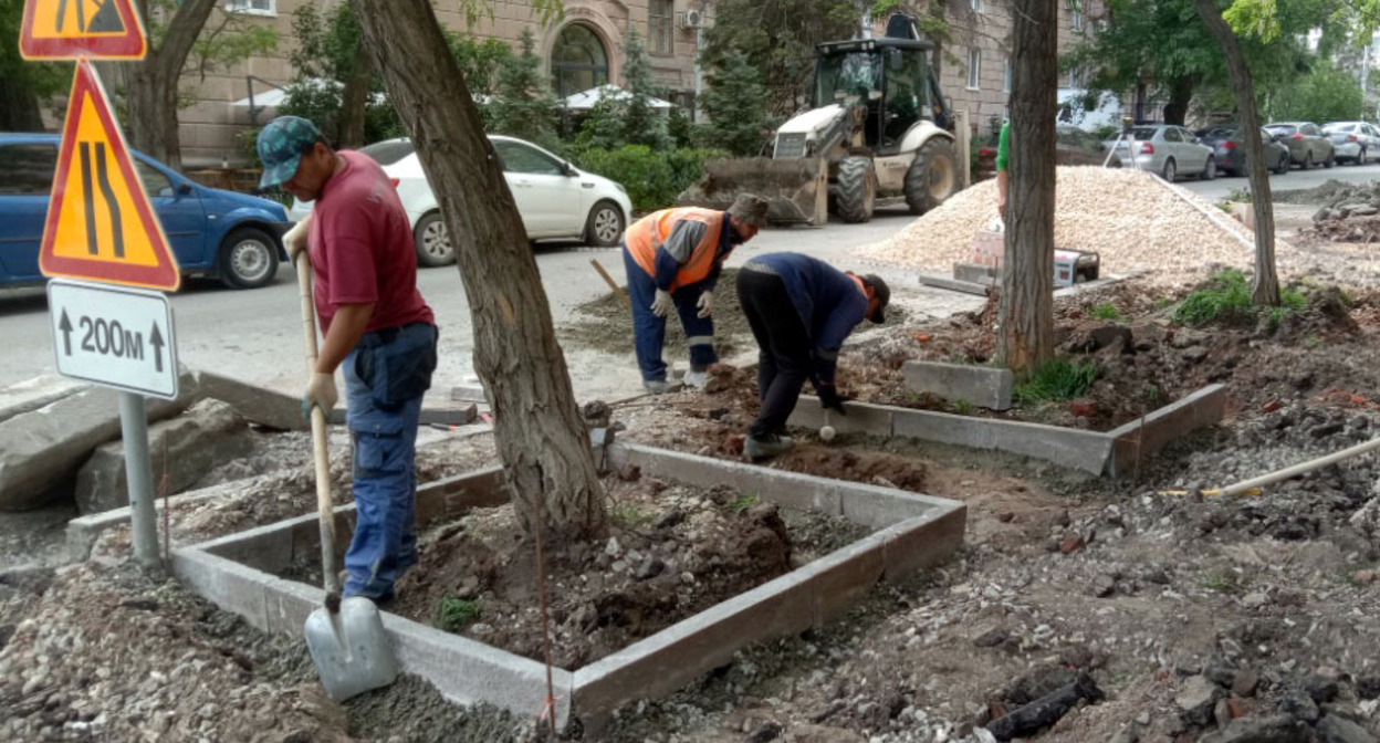 Установка гранитных бордюров в Волгограде. Фото Вячеслава Ященко для "Кавказского узла". Установка гранитных бордюров в Волгограде. Фото Вячеслава Ященко для "Кавказского узла".