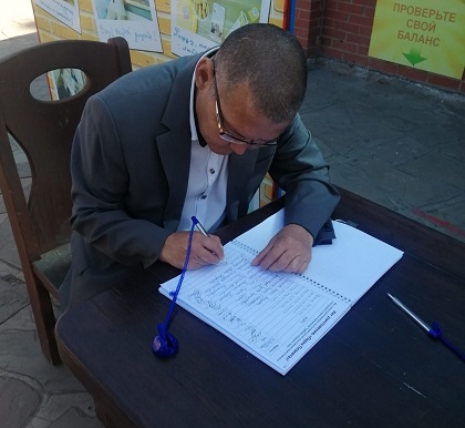 Участник схода в Астрахани ставит подпись под петицией. Фото Павла Кряженко Участник схода в Астрахани ставит подпись под петицией. Фото Павла Кряженко