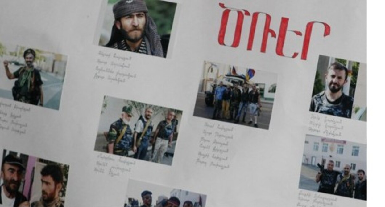 Фрагмент плаката с фотографиями членов "Сасна Црер". Фото Армине Мартиросян для "Кавказского узла". Фрагмент плаката с фотографиями членов "Сасна Црер". Фото Армине Мартиросян для "Кавказского узла".