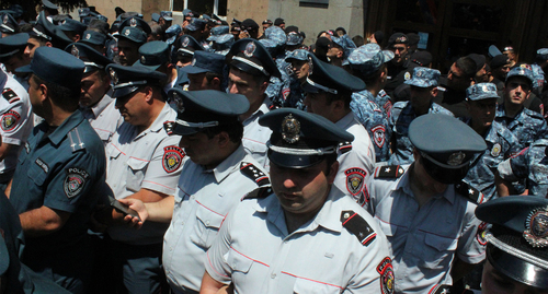 Полицейское оцепление в Ереване. Фото Тиграна Петросяна для "Кавказского узла"