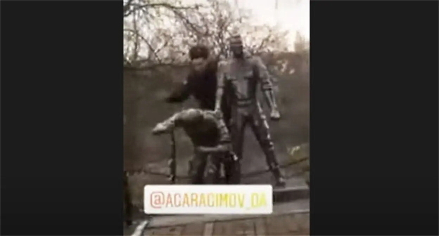 Стоп-кадр видео надругательства над памятником в воинской части на Кубани. Скриншот https://www.youtube.com/watch?v=AYHqMO-o4bU Стоп-кадр видео надругательства над памятником в воинской части на Кубани. Скриншот https://www.youtube.com/watch?v=AYHqMO-o4bU