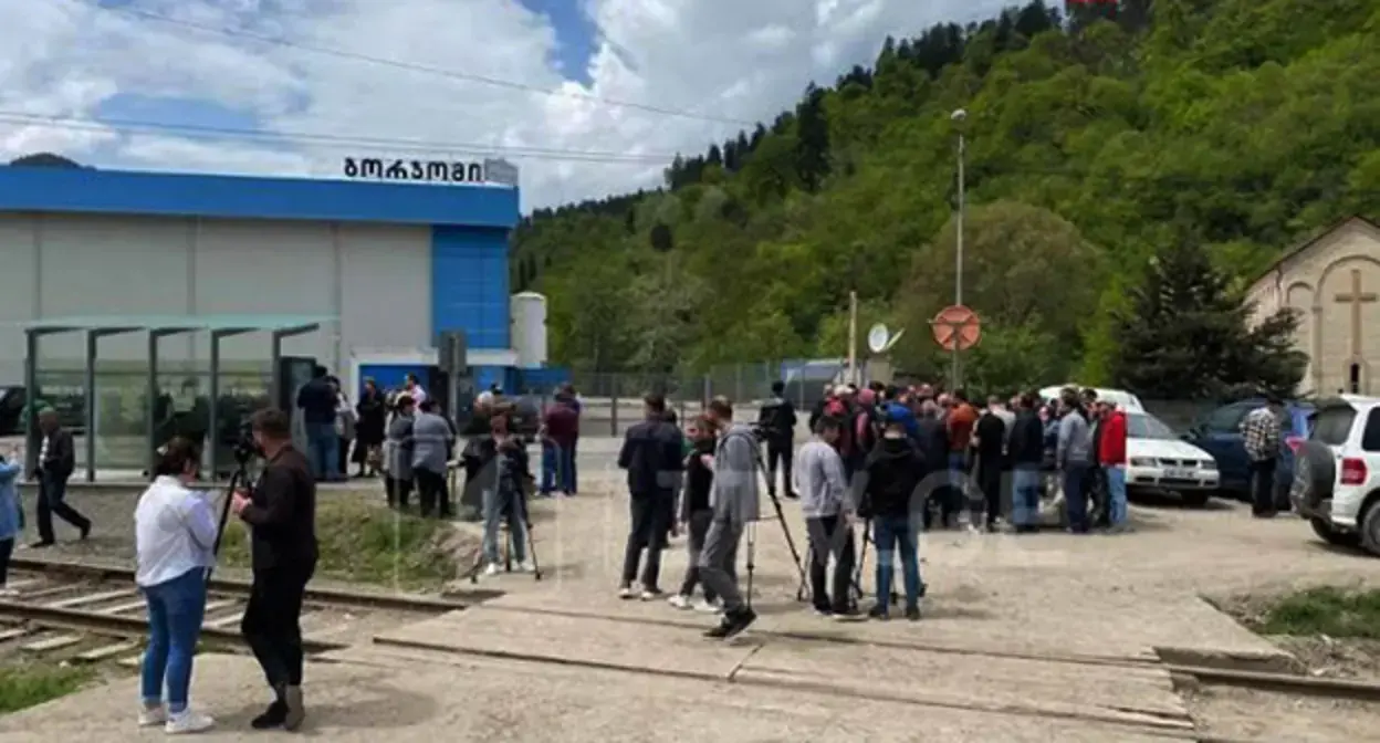 Акция протеста сотрудников заводов "Боржоми". Кадр телерепортажа "Первого канала Грузии". Акция протеста сотрудников заводов "Боржоми". Кадр телерепортажа "Первого канала Грузии".