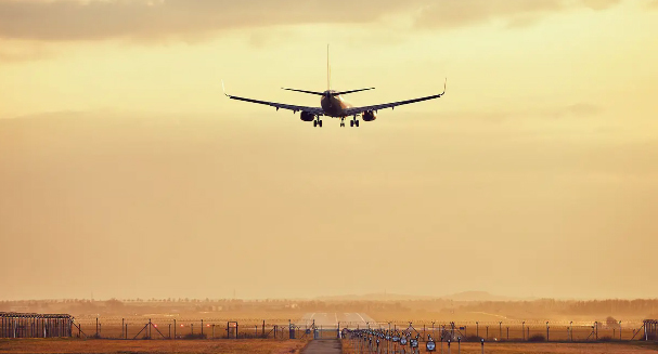 Самолет в небе. Фото pixabay.com 