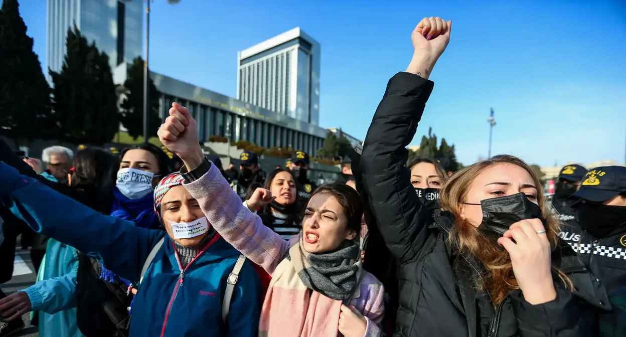 Акция протеста перед зданием парламента 28 декабря 2021 года. Фото Азиза Каримова для "Кавказского узла" Акция протеста перед зданием парламента 28 декабря 2021 года. Фото Азиза Каримова для "Кавказского узла"