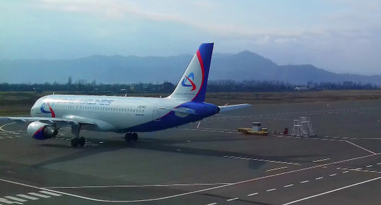 Самолет "Уральских авиалиний". Фото: "Гусейн42" https://commons.wikimedia.org/wiki/Category:Ural_Airlines#/media/File:Ural_Airlines'a_məxsus_təyyarə_.jpg Самолет "Уральских авиалиний". Фото: "Гусейн42" https://commons.wikimedia.org/wiki/Category:Ural_Airlines#/media/File:Ural_Airlines'a_məxsus_təyyarə_.jpg