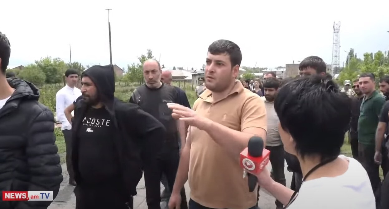 Участники акции протеста в Апаране, 25 июня 2022 год. Стопкадр из видео https://www.youtube.com/watch?v=CJwy4r8pheE Участники акции протеста в Апаране, 25 июня 2022 год. Стопкадр из видео https://www.youtube.com/watch?v=CJwy4r8pheE