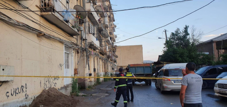На месте трагедии в Марнеули. Фото https://marneulifm.ge/ka/siakhleebi/article/61096-marneulshi-aivnis-chamongrevis-shedegad-gardaicvala-erthi-adamiani-da-dashavda-sami На месте трагедии в Марнеули. Фото https://marneulifm.ge/ka/siakhleebi/article/61096-marneulshi-aivnis-chamongrevis-shedegad-gardaicvala-erthi-adamiani-da-dashavda-sami