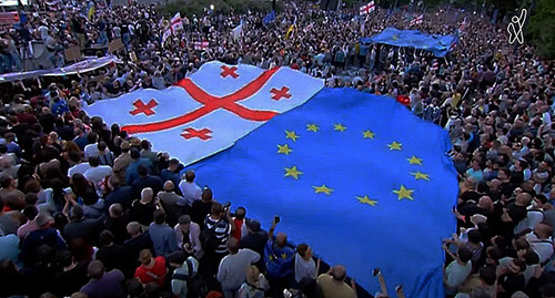 Участники акции "Вместе в Европу" в Тбилиси 5 июня 2022 года. Стоп-кадр из видео https://t.me/Tbilisi_life/12260