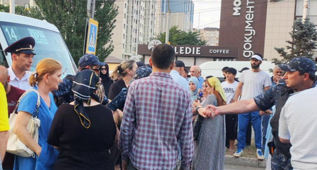 Сотрудники полиции на месте, где было перекрыто движение в Редукторном поселке. 18 июля 2022 г. Фото Расула Магомедова для "Кавказского узла" Сотрудники полиции на месте, где было перекрыто движение в Редукторном поселке. 18 июля 2022 г. Фото Расула Магомедова для "Кавказского узла"