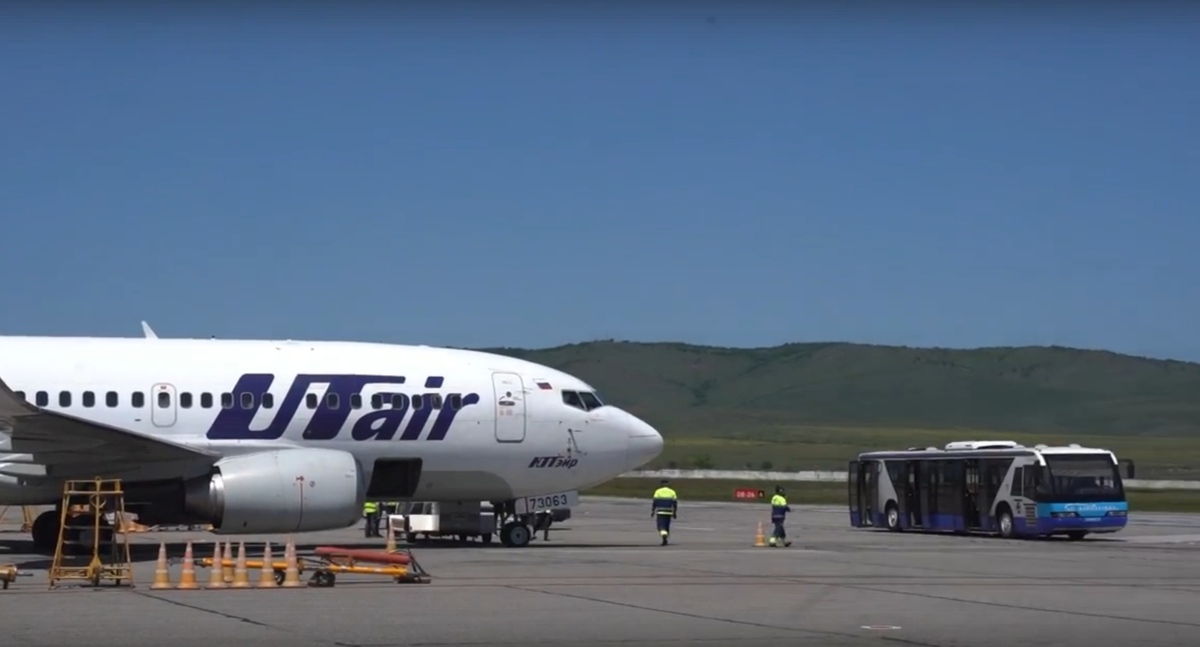 Самолет компании Utair в аэропорту Грозного. Кадр видео пресс-службы аэропорта https://vk.com/public211595980?w=wall-211595980_45 Самолет компании Utair в аэропорту Грозного. Кадр видео пресс-службы аэропорта https://vk.com/public211595980?w=wall-211595980_45