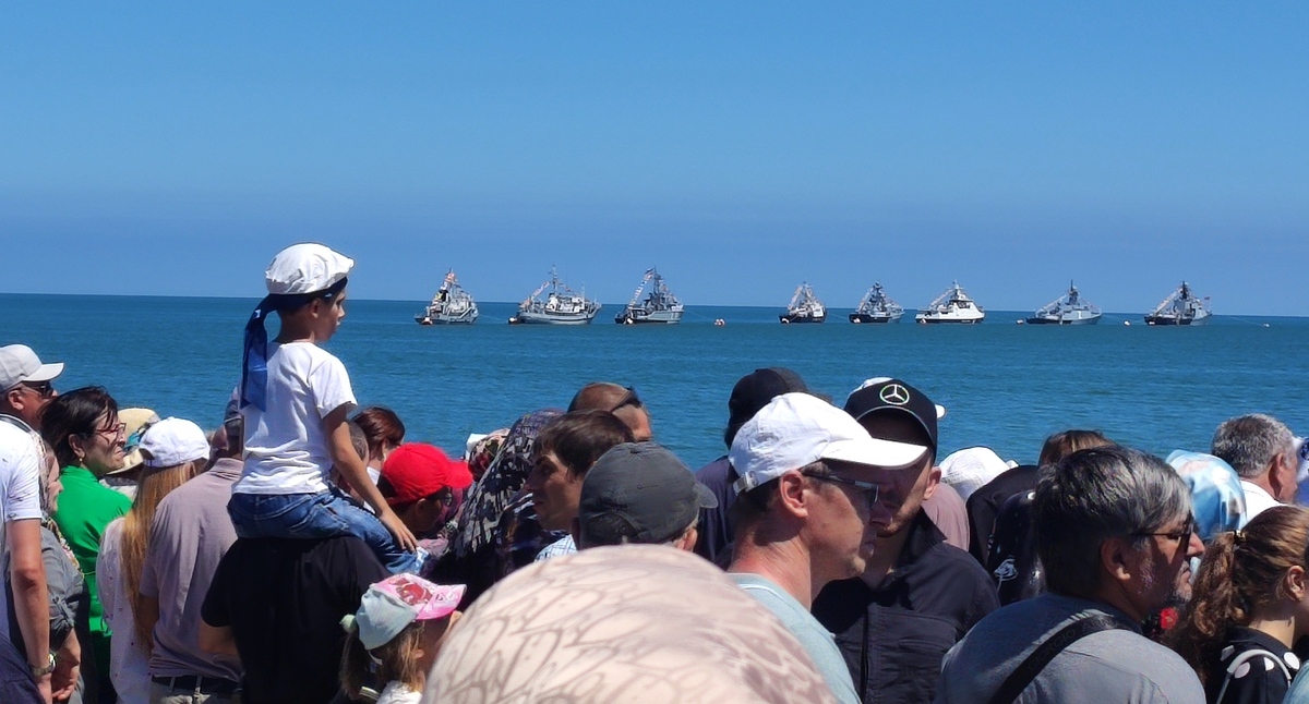 Зрители военного парада. Каспийск, 31 июля 2022 года. Фото Расула Магомедова для "Кавказского узла". Зрители военного парада. Каспийск, 31 июля 2022 года. Фото Расула Магомедова для "Кавказского узла".