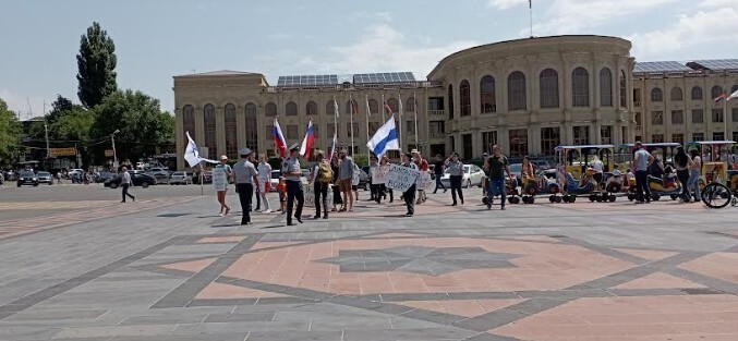 Пацифистская акция россиян в Гюмри. 31 июля 2022 года. Фото Романа Кужева для "Кавказского узла". Пацифистская акция россиян в Гюмри. 31 июля 2022 года. Фото Романа Кужева для "Кавказского узла".