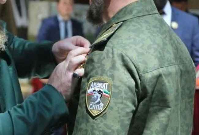 Шеврон с портретом Рамзана Кадырова на рукаве Апти Алаутдинова. Стопкадр из видео на в Telegram-канале ИА "Грозный Информ" https://t.me/groznyinform/13729 Шеврон с портретом Рамзана Кадырова на рукаве Апти Алаутдинова. Стопкадр из видео на в Telegram-канале ИА "Грозный Информ" https://t.me/groznyinform/13729