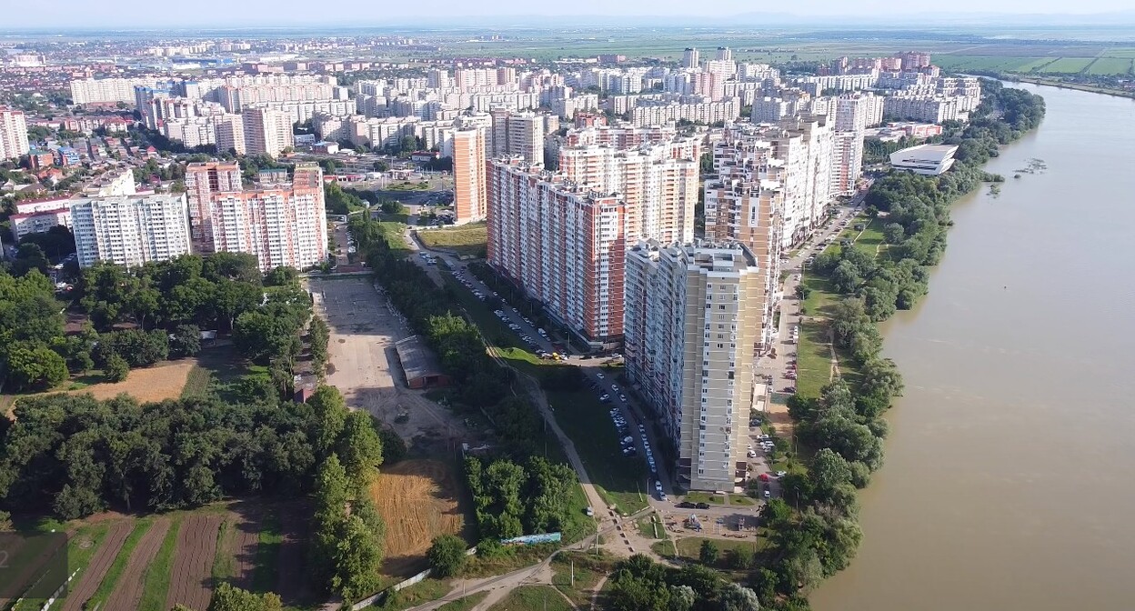 Многоэтажные жилые дома в Краснодаре. Кадр видео https://www.youtube.com/watch?v=pb0Y1p0VYX8 Многоэтажные жилые дома в Краснодаре. Кадр видео https://www.youtube.com/watch?v=pb0Y1p0VYX8