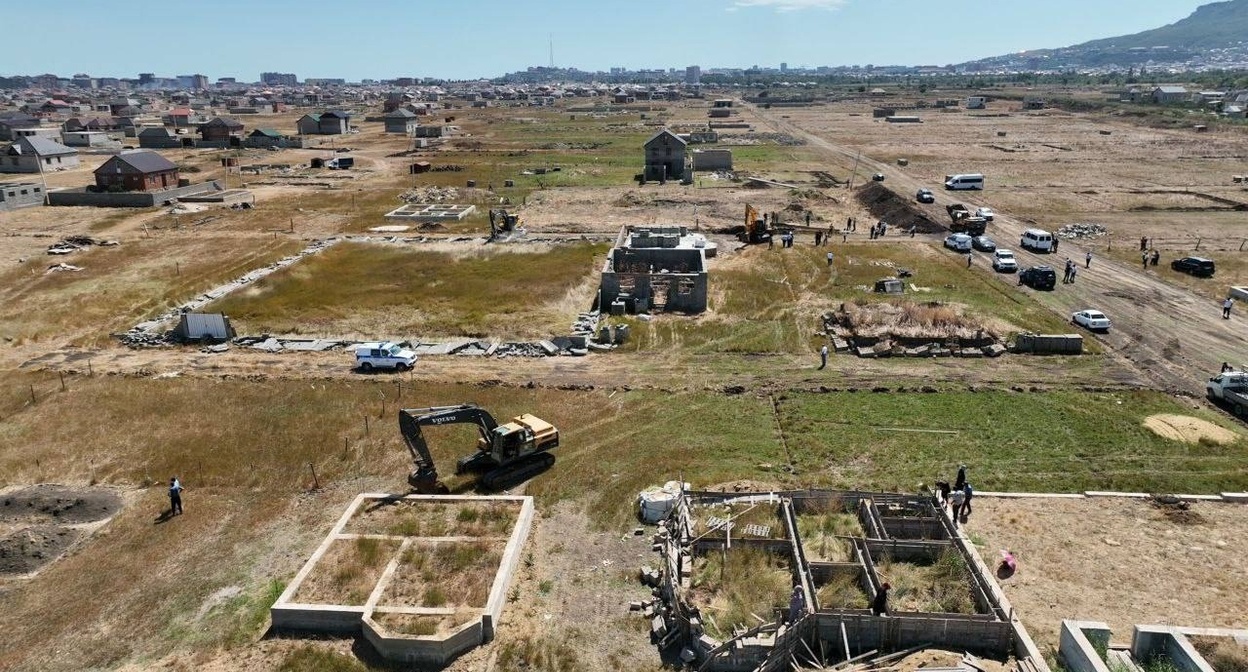 Снос построек на участках в пригороде Махачкалы. Фото пресс-службы администрации Махачкалы Снос построек на участках в пригороде Махачкалы. Фото пресс-службы администрации Махачкалы